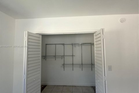 House in Miami, Florida 2 bedrooms, 266.54 sq.m. № 1992794 - photo 15