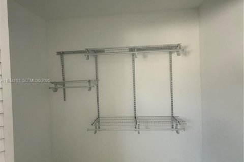 House in Miami, Florida 2 bedrooms, 266.54 sq.m. № 1992794 - photo 18