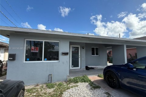 House in Miami, Florida 2 bedrooms, 266.54 sq.m. № 1992794 - photo 2