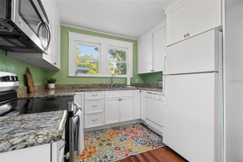 House in Tampa, Florida 4 bedrooms, 164.25 sq.m. № 1761088 - photo 9