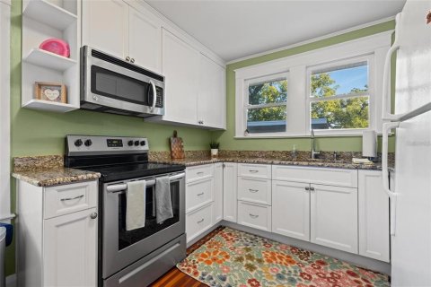 House in Tampa, Florida 4 bedrooms, 164.25 sq.m. № 1761088 - photo 8