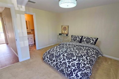 Townhouse in Sarasota, Florida 2 bedrooms, 102.56 sq.m. № 1913473 - photo 12