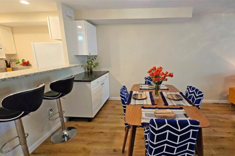 Townhouse in Sarasota, Florida 2 bedrooms, 102.56 sq.m. № 1913473 - photo 6