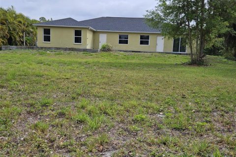 House in Lehigh Acres, Florida 4 bedrooms, 243.5 sq.m. № 1571988 - photo 5