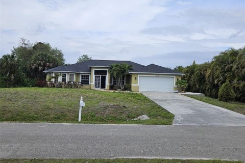 House in Lehigh Acres, Florida 4 bedrooms, 243.5 sq.m. № 1571988 - photo 1