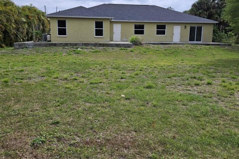 House in Lehigh Acres, Florida 4 bedrooms, 243.5 sq.m. № 1571988 - photo 4