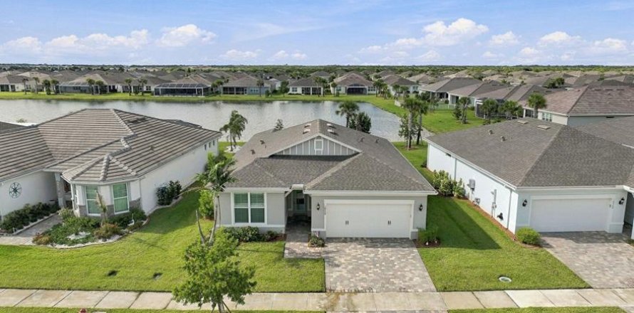 House in Port St. Lucie, Florida 3 bedrooms, 153.38 sq.m. № 2412233