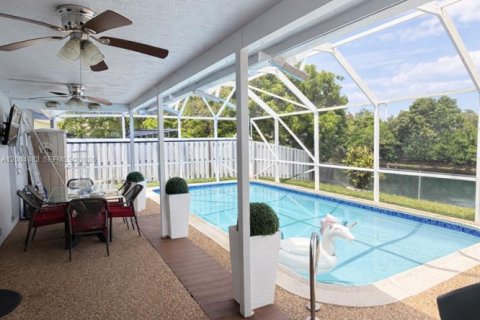 House in Sunrise, Florida 3 bedrooms, 143.81 sq.m. № 2068554 - photo 2