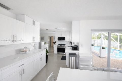 House in Sunrise, Florida 3 bedrooms, 143.81 sq.m. № 2068554 - photo 6