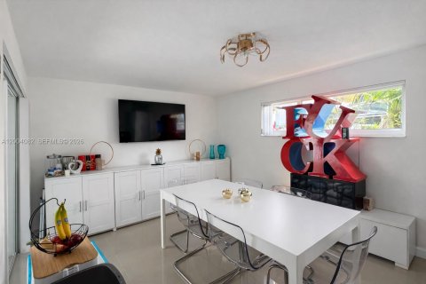 House in Sunrise, Florida 3 bedrooms, 143.81 sq.m. № 2068554