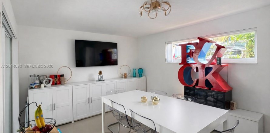 House in Sunrise, Florida 3 bedrooms, 143.81 sq.m. № 2068554