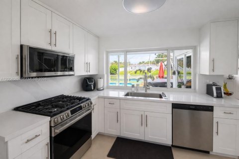 House in Sunrise, Florida 3 bedrooms, 143.81 sq.m. № 2068554 - photo 5