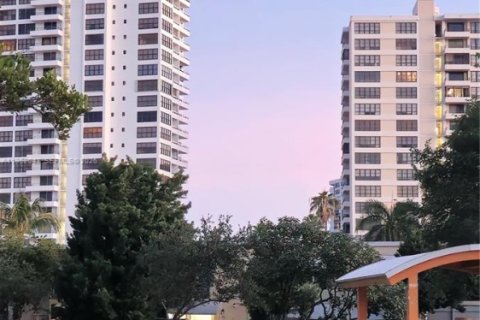 Купить кондоминиум в Халландейл-Бич, Флорида 2 спальни, 146.79м2, № 2006360 - фото 23