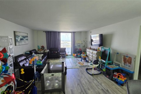 Купить кондоминиум в Халландейл-Бич, Флорида 2 спальни, 146.79м2, № 2006360 - фото 11