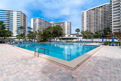 Купить кондоминиум в Халландейл-Бич, Флорида 2 спальни, 146.79м2, № 2006360 - фото 9