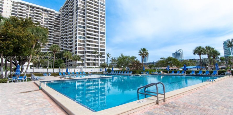 Кондоминиум с 2 спальнями в Халландейл-Бич, Флорида № 2006360