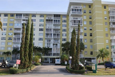Condominio en venta en Hollywood, Florida, 1 dormitorio, 78.41 m2 № 1715171 - foto 1