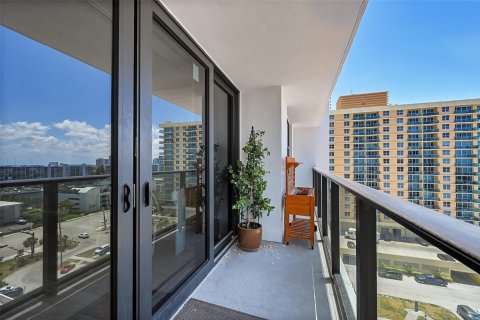 Condo in Hollywood, Florida, 1 bedroom  № 1224863 - photo 1