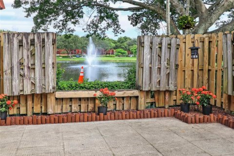 Townhouse in Plantation, Florida 2 bedrooms, 127.46 sq.m. № 2003080 - photo 8