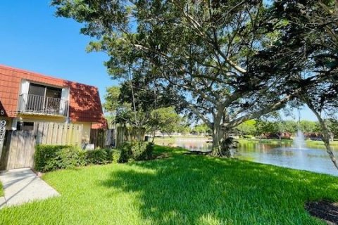 Townhouse in Plantation, Florida 2 bedrooms, 127.46 sq.m. № 2003080 - photo 2