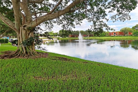 Townhouse in Plantation, Florida 2 bedrooms, 127.46 sq.m. № 2003080 - photo 3