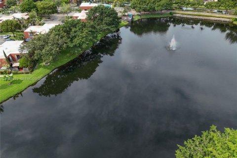 Townhouse in Plantation, Florida 2 bedrooms, 127.46 sq.m. № 2003080 - photo 4