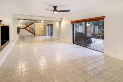 Townhouse in Plantation, Florida 2 bedrooms, 127.46 sq.m. № 2003080 - photo 16