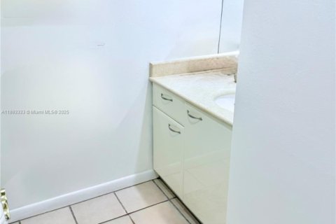 Touwnhouse à vendre à Miami, Floride: 2 chambres, 129.13 m2 № 1945484 - photo 6