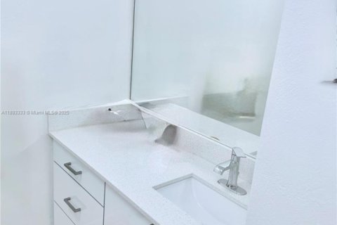 Touwnhouse à vendre à Miami, Floride: 2 chambres, 129.13 m2 № 1945484 - photo 8
