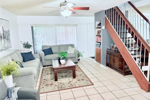 Touwnhouse à vendre à Miami, Floride: 2 chambres, 129.13 m2 № 1945484 - photo 2