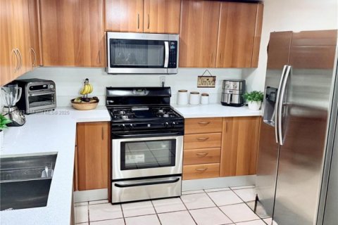 Touwnhouse à vendre à Miami, Floride: 2 chambres, 129.13 m2 № 1945484 - photo 4