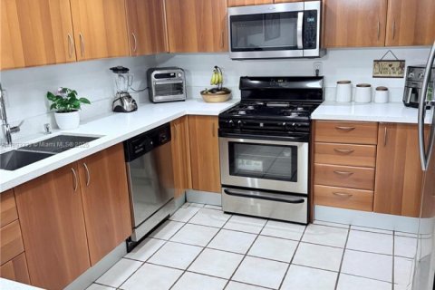 Touwnhouse à vendre à Miami, Floride: 2 chambres, 129.13 m2 № 1945484 - photo 1