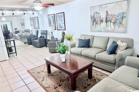 Touwnhouse à vendre à Miami, Floride: 2 chambres, 129.13 m2 № 1945484 - photo 5