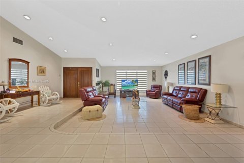 House in Pinecrest, Florida 4 bedrooms, 304.72 sq.m. № 1988475 - photo 5