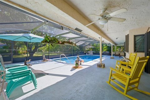 House in Pinecrest, Florida 4 bedrooms, 304.72 sq.m. № 1988475 - photo 12