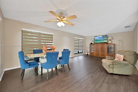 House in Pinecrest, Florida 4 bedrooms, 304.72 sq.m. № 1988475 - photo 9