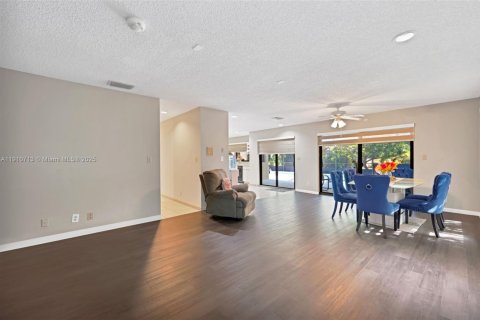 House in Pinecrest, Florida 4 bedrooms, 304.72 sq.m. № 1988475 - photo 10