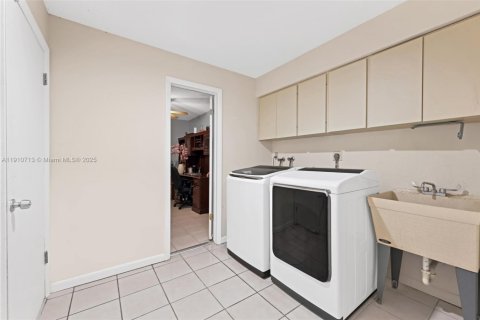 House in Pinecrest, Florida 4 bedrooms, 304.72 sq.m. № 1988475 - photo 17