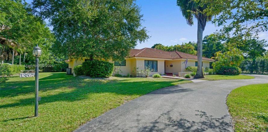 House in Pinecrest, Florida 4 bedrooms, 304.72 sq.m. № 1988475