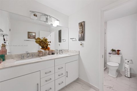 House in Pinecrest, Florida 4 bedrooms, 304.72 sq.m. № 1988475 - photo 14