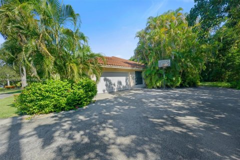 House in Pinecrest, Florida 4 bedrooms, 304.72 sq.m. № 1988475 - photo 3