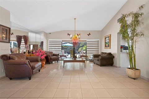 House in Pinecrest, Florida 4 bedrooms, 304.72 sq.m. № 1988475 - photo 4