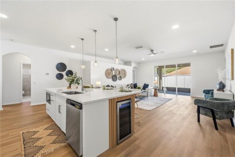 Villa ou maison à vendre à Tampa, Floride: 4 chambres, 224.82 m2 № 2431640 - photo 5