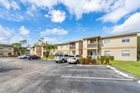 Condo in West Palm Beach, Florida, 2 bedrooms  № 1179553 - photo 1