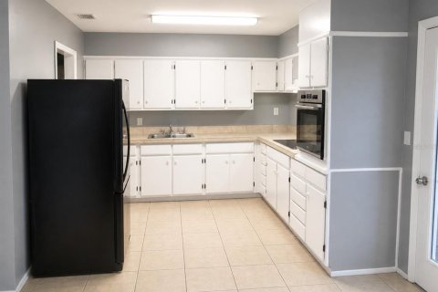 House in Saint Petersburg, Florida 3 bedrooms, 98.48 sq.m. № 2105308 - photo 3