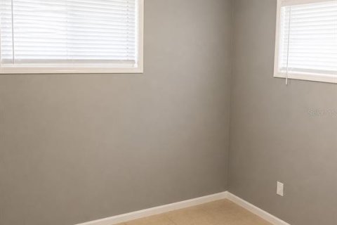 House in Saint Petersburg, Florida 3 bedrooms, 98.48 sq.m. № 2105308 - photo 5