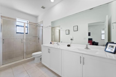 House in Hialeah, Florida 4 bedrooms, 201.97 sq.m. № 1980151 - photo 23