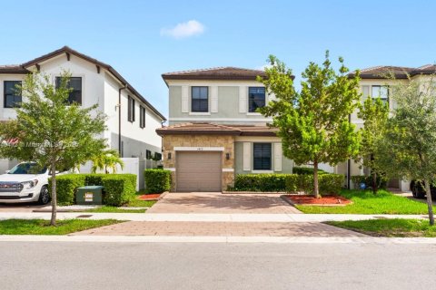 House in Hialeah, Florida 4 bedrooms, 201.97 sq.m. № 1980151 - photo 1
