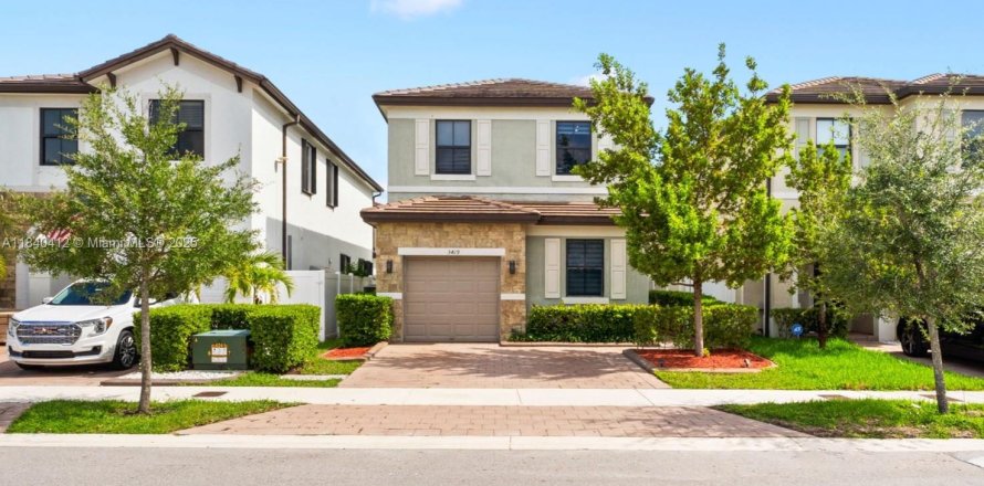 House in Hialeah, Florida 4 bedrooms, 201.97 sq.m. № 1980151