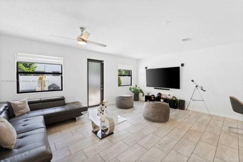 House in Hialeah, Florida 4 bedrooms, 201.97 sq.m. № 1980151 - photo 9